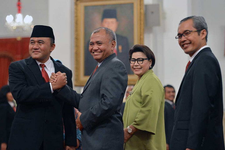 Ketua KPK Agus Rahardjo (kedua kiri) bersama Wakil Pimpinan KPK Basaria Panjaitan (kedua kanan) dan Alexander Marwata (kanan) memberikan ucapan selama kepada Kepala BNN Irjen Heru Winarko.