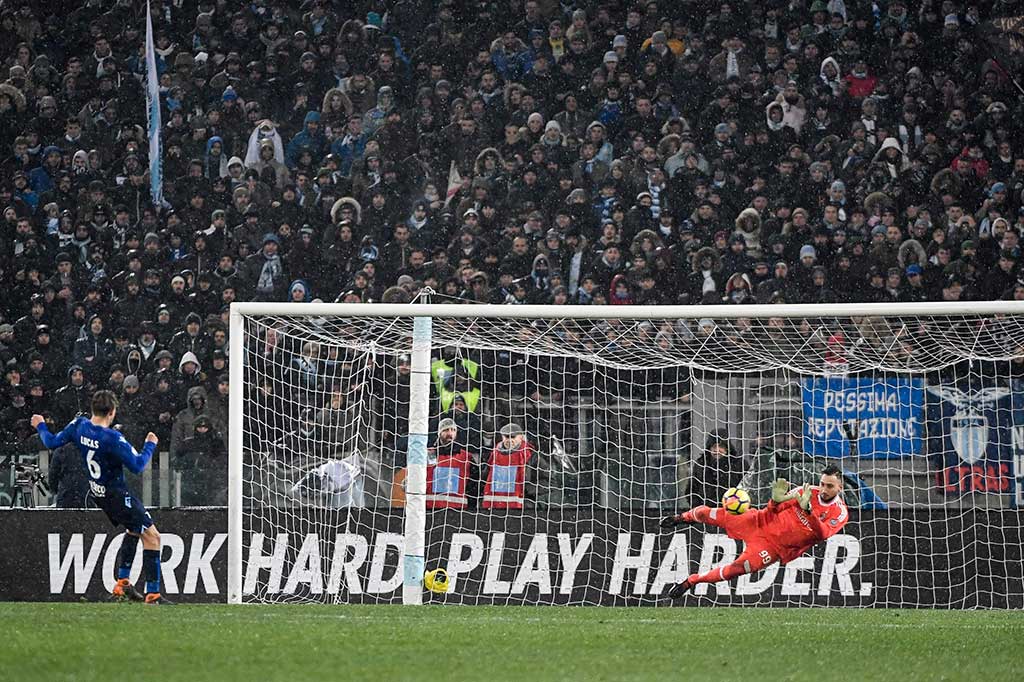 Penjaga gawang AC Milan Gianluigi Doonnarumma berhasil menggagalkan eksekusi penalti pemain Lazio Lucas Leiva.