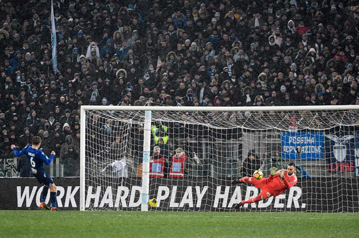 Penjaga gawang AC Milan Gianluigi Doonnarumma berhasil menggagalkan eksekusi penalti pemain Lazio Lucas Leiva.