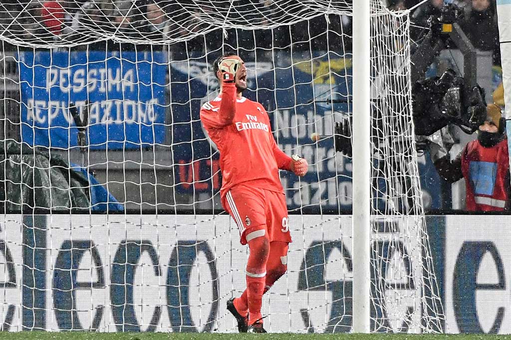 Donnarumma melakukan selebrasi usai mengagalkan penalti dari algojo Lazio. 
