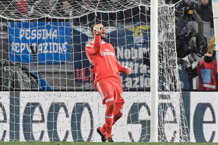 Donnarumma melakukan selebrasi usai mengagalkan penalti dari algojo Lazio. 