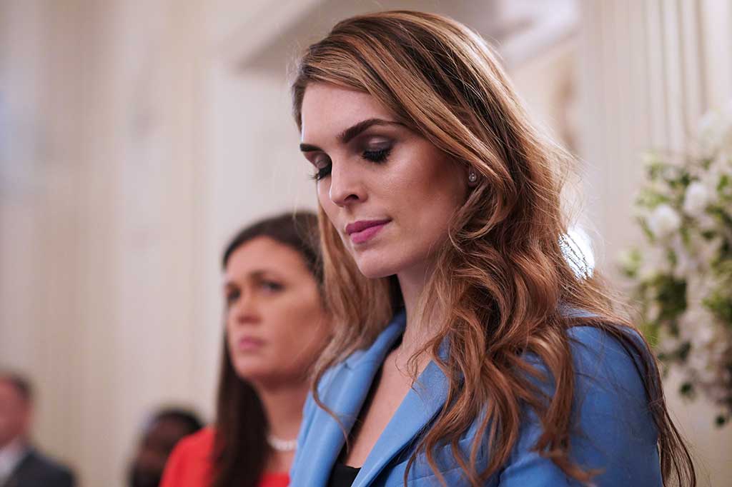 Pengumuman pengunduran diri tersebut disampaikan sehari setelah Hope Hicks diwawancara selama sekitar sembilan jam oleh Komite Intelijen Dewan Perwakilan Rakyat AS yang menyelidiki dugaan keterlibatan Rusia pada pemilihan presiden 2016 dan kontak antara kampanye Trump dan Rusia.