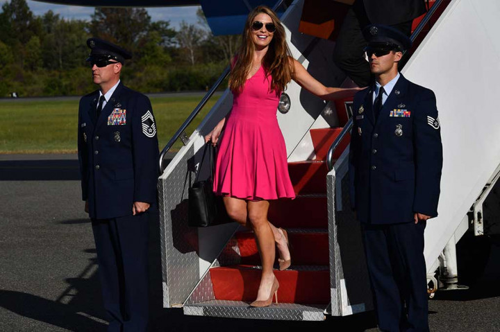 Hope, salah seorang staf yang paling lama bekerja dengan Trump, dilaporkan telah mempertimbangkan pengunduran dirinya selama berbulan-bulan. Ia diangkat untuk melaksanakan tugas setelah mantan direktur komunikasi Scaramussi meletakkan jabatan pada musim panas lalu. Ia diperkirakan meninggalkan Gedung Putih dalam beberapa pekan ke depan.