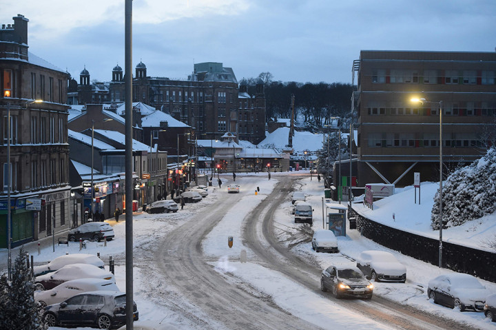 Di Skotlandia, bandara Glasgow ditutup sampai Kamis pagi. Sebagian besar penerbangan dibatalkan dari Edinburgh, layanan darurat berupaya membantu pengemudi yang terdampar berjam-jam di jalan raya utama.