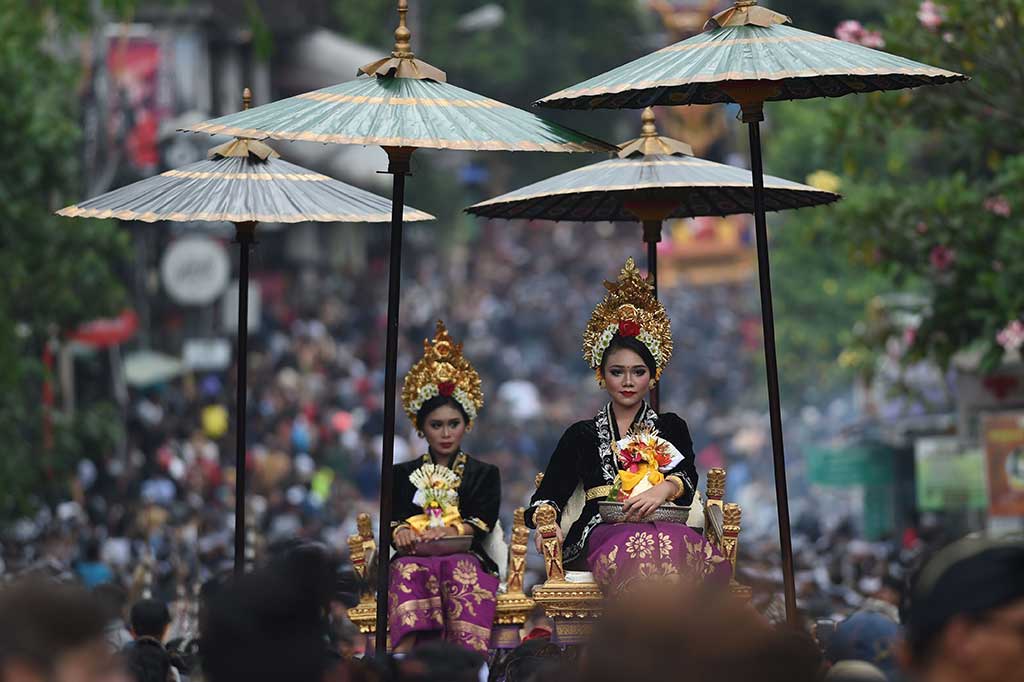 Prosesi Ngaben mulai dari tarian, arak-arakan mulai dari Puri Ubud ke Puri Dalam Puri, di jalan Tebasaye, sekitar 1 Km.