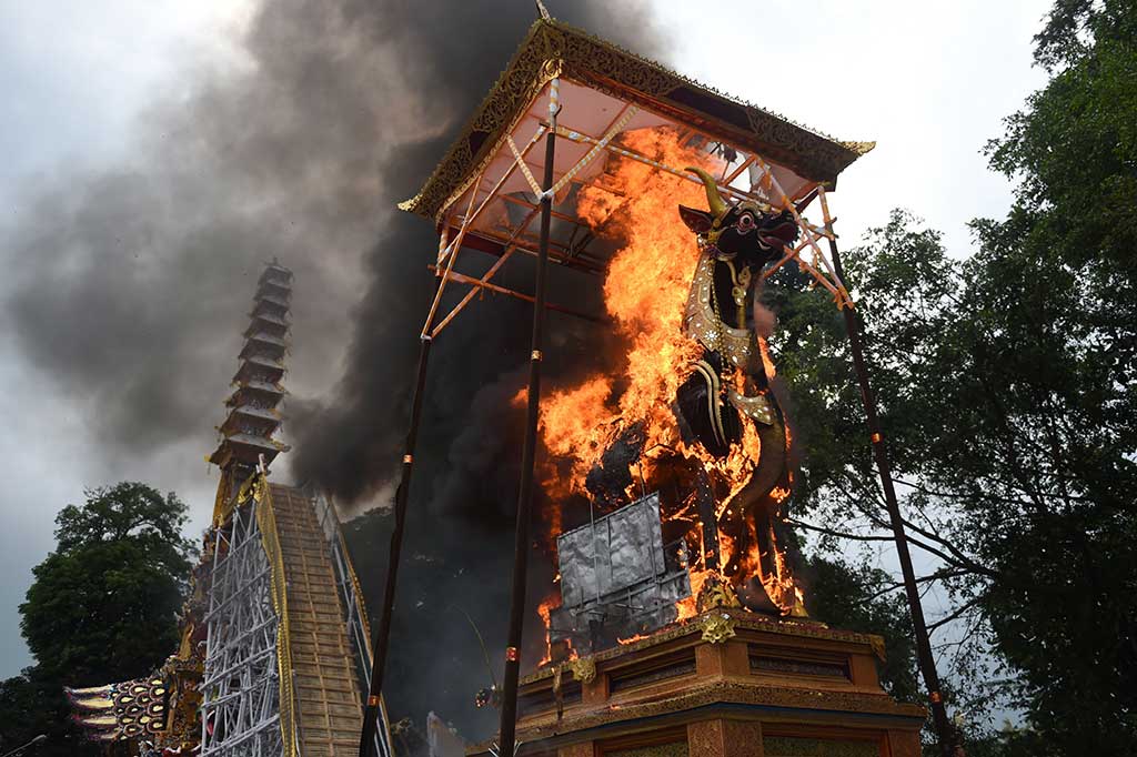 Di depan Puri Dalam Puri, jenazah AA Niang Agung kemudian dilakukan upacara dan pembakaran. Acara prosesi dimulai pukul 12.00 Wita. Kemudian arak-arakan hingga pembakaran membutuhkan waktu sekitar tiga jam atau 180 menit. 