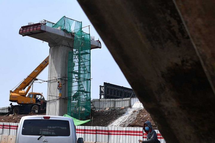 Pekerja menyelesaikan pembangunan proyek Light Rail Transit (LRT) Jakarta-Bogor-Depok-Bekasi (Jabodebek) di Cawang, Jakarta, Jumat, 2 Februari 2018.