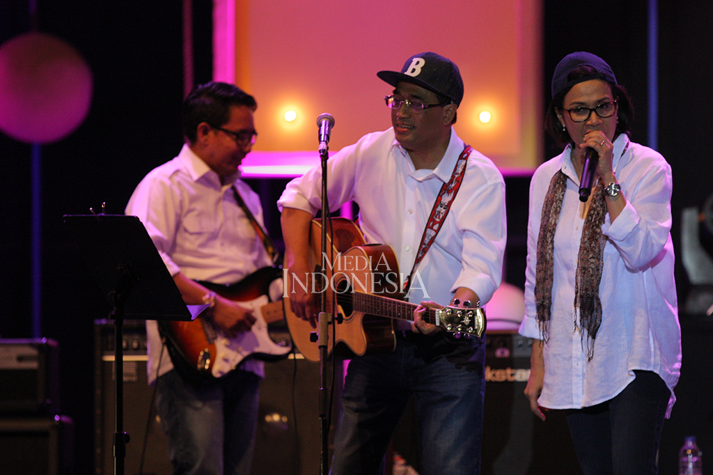 Kepala Badan Ekonomi dan Industri Kreatif Triawan Munaf bertindak sebagai pemain keyboard, Menteri Perhubungan Budi Karya Sumadi sebagai bassist, Menteri Ketenagakerjaan Hanif Dakari sebagai gitaris dan vokalis utama, Menteri Luar Negeri Retno Marsudi sebagai vokalis, Menteri Pekerjaan Umum dan Perumahan Rakyat Basuki Hadimuljono sebagai drummer, dan Menteri Keuangan Sri Mulyani sebagai vokalis. 