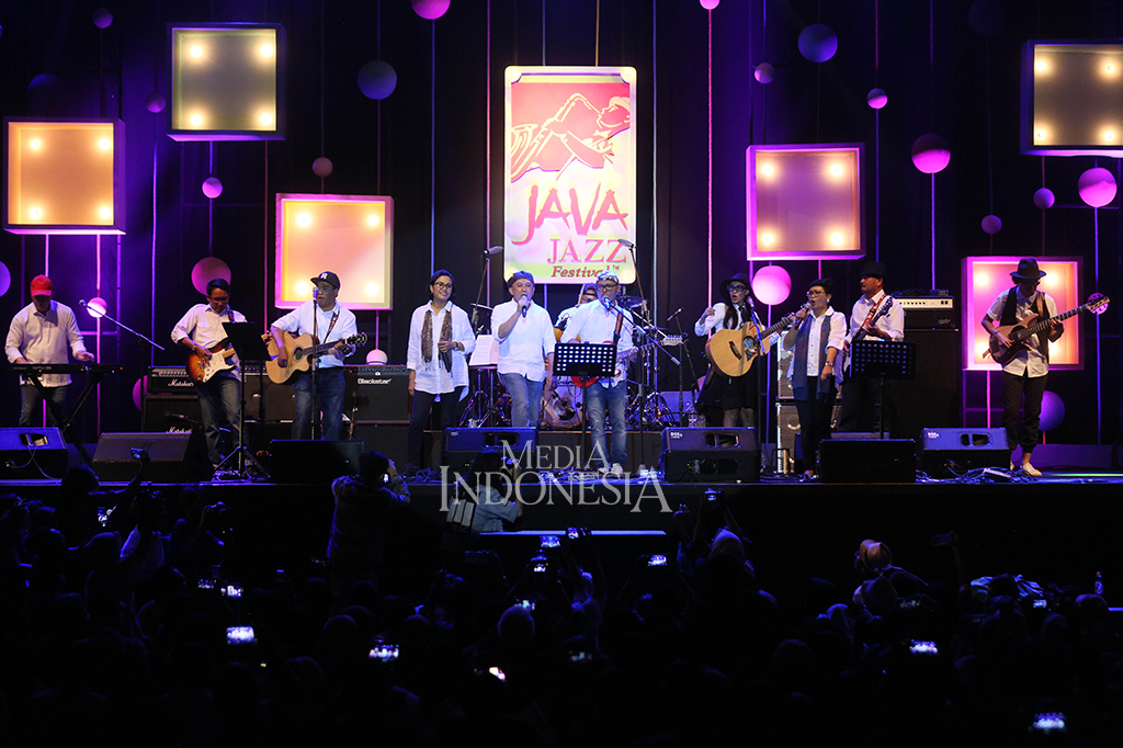 Selain Dia karya Anji, Elek Yo Band berhasil mengajak penonton berdendang dalam lantunan tiga lagu lagi, yaitu 