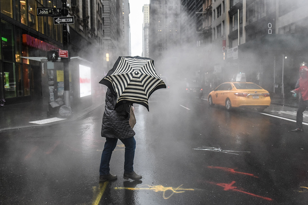 Badai Musim Dingin Riley ini pada Jumat (2/3) waktu setempat menimbulkan salju setebal lebih dari 30,5 cm di wilayah bagian barat dan utara negara bagian New York, dengan hujan lebat mengguyur di wilayah-wilayah pantai.
