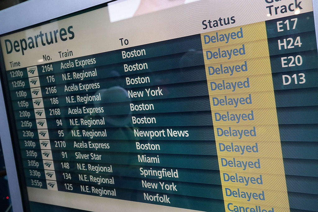 Badai ini juga menyebabkan lebih dari 3 ribu penerbangan domestik dan internasional dibatalkan pada Jumat (2/3) dan lebih dari 2.400 penerbangan lainnya ditunda.
