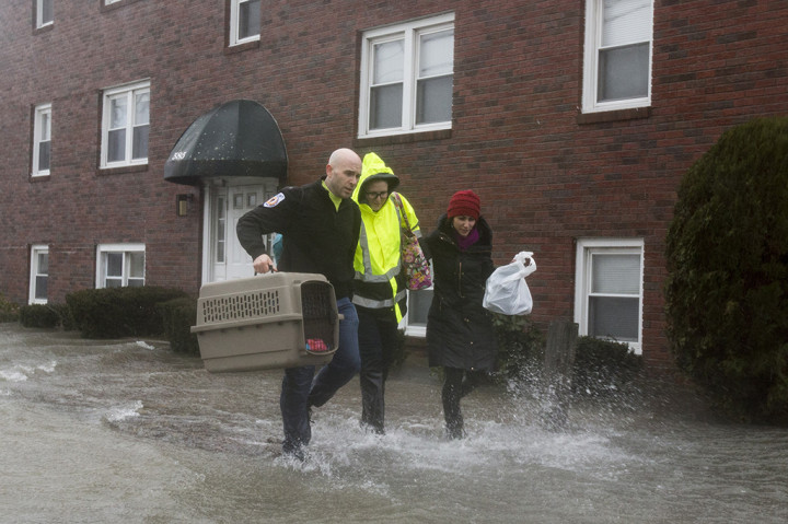 Selain itu, layanan kereta publik Amtrak juga mengumumkan semua jadwal di sepanjang koridor timur laut dihentikan sementara demi alasan keselamatan. 