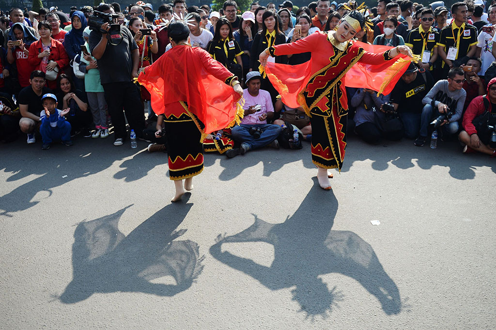 Penampil membawakan tari Moyo (elang) dalam Festival Budaya Nias di Jakarta.
