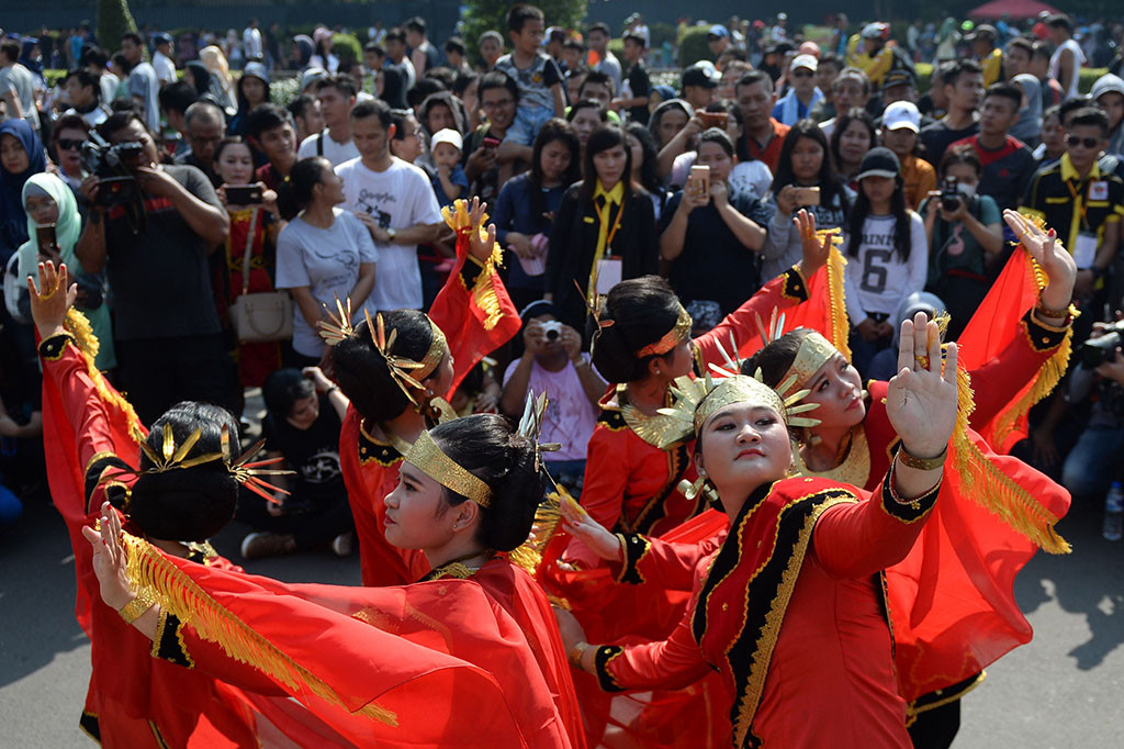 Tari Moyo adalah salah satu tarian tradisional yang berasal dari Nias, Sumatera Utara. Tarian ini juga sering disebut dengan Tari Elang, karena gerakannya hampir mirip dengan gerakan Elang yang sedang terbang. 