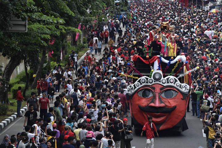 Suasana arak-arakan Karnaval Nusantara Cap Go Meh 2018 di kawasan Glodok, Jakarta.
