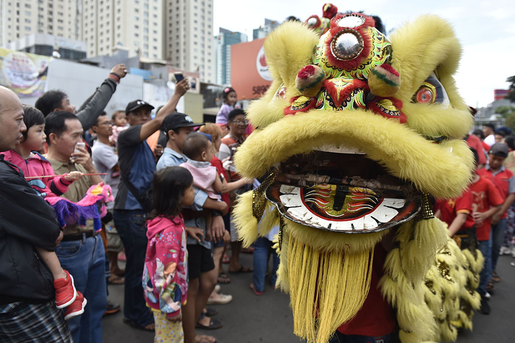 Selain tentunya menonjolkan ragam kesenian asli Tionghoa seperti Barongsai dan Liong, karnaval ini turut dimeriahkan dengan budaya asli Indonesia dari berbagai daerah.