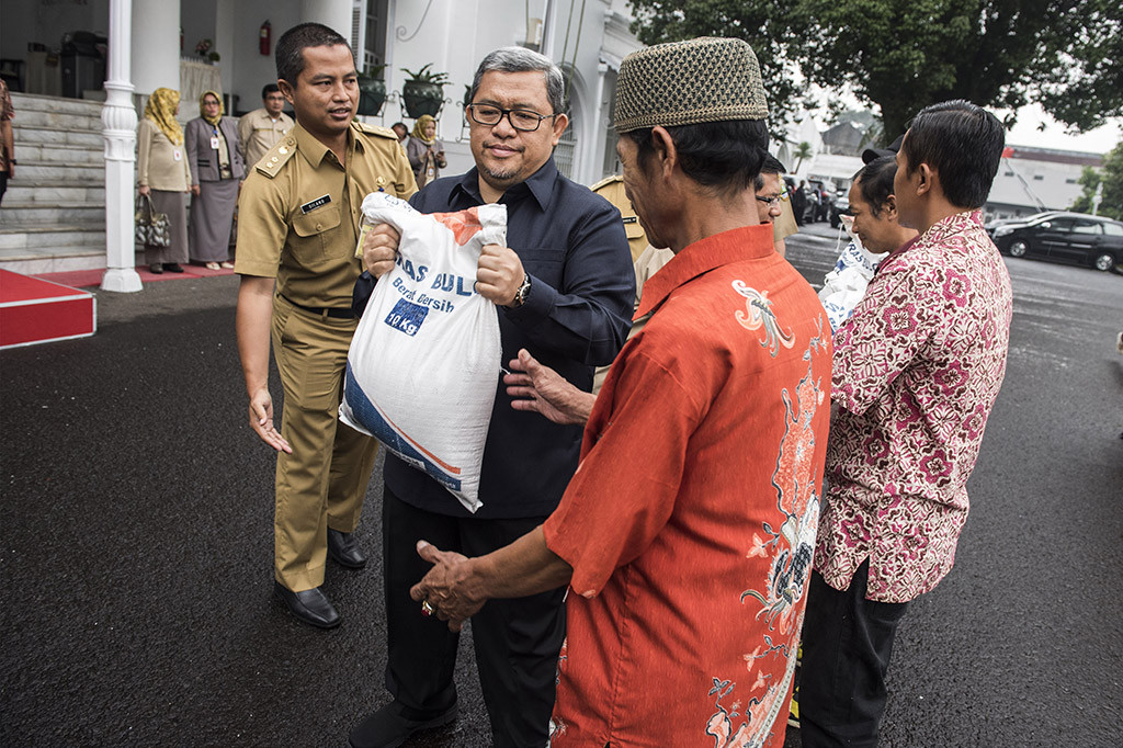 Aher mengingatkan kepada pemerintah daerah (Pemda) untuk mendistribusikan Bansos Rastra ini dengan akurat. Sehingga, sambung dia, bantuan ini bisa dirasakan warga yang betul-betul membutuhkan.