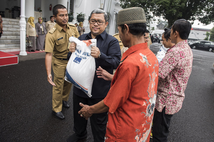 Aher mengingatkan kepada pemerintah daerah (Pemda) untuk mendistribusikan Bansos Rastra ini dengan akurat. Sehingga, sambung dia, bantuan ini bisa dirasakan warga yang betul-betul membutuhkan.