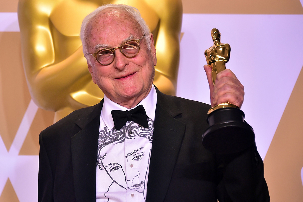 James Ivory mengangkat piala yang dimenangkannya lewat kategori 'Best Adpated Screenplay' untuk 'Call Me by Your Name'. 