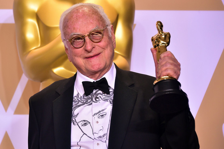 James Ivory mengangkat piala yang dimenangkannya lewat kategori 'Best Adpated Screenplay' untuk 'Call Me by Your Name'. 