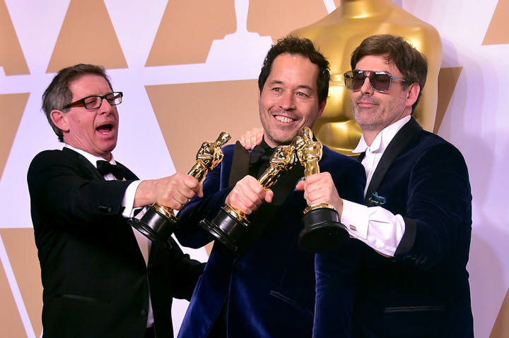 Set decorator Jeffrey A. Melvin, production designer Paul Denham Austerberry, dan set decorator Shane Vieau, pemenang penghargaan Best Production Design untuk 'The Shape of Water', berpose memegang piala. Total film tersebut meraih empat buah piala di Oscar tahun ini. 