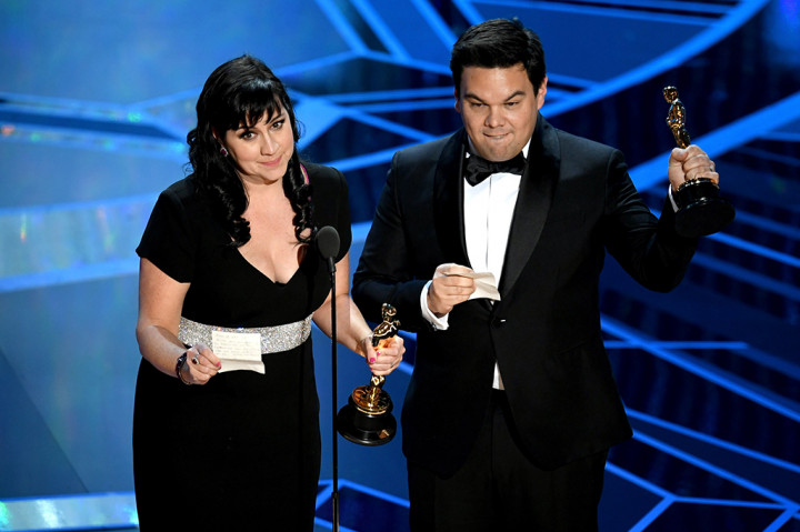 Penulis lagu Kristen Anderson-Lopez dan Robert Lopez menerima Best Original Song untuk 'Remember Me' dari 'Coco'.