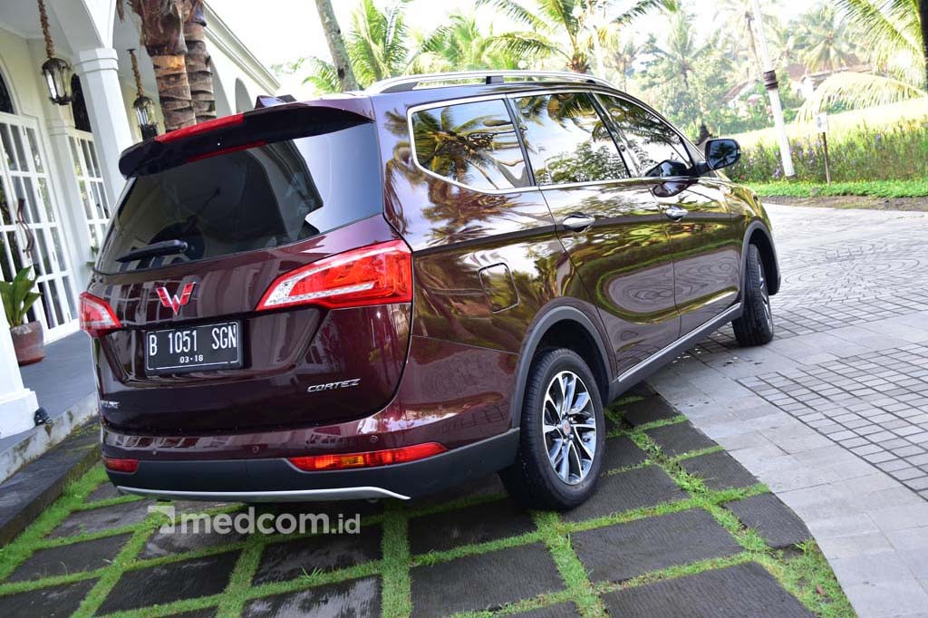 Mobil ini masuk dalam kategori medium MPV.