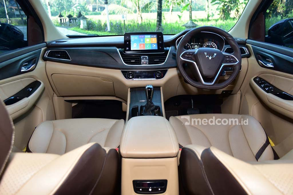 Interior Cortez modern dan mewah serta banyak fitur.