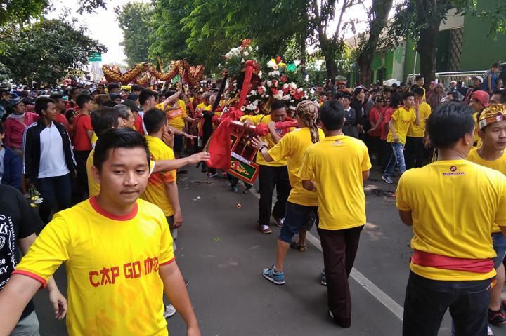 Warga Bekasi tumpah ruah di beberapa ruas jalan di wilayah Kecamatan Bekasi Timur, Kota Bekasi. Mereka antusias menyaksikan kegiatan pawai Cap Go Meh 2018 yang digelar Klenteng Hok Lay Kiong untuk memeriahkan tahun baru China 2569.