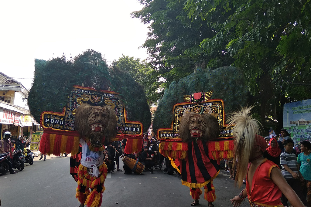 Perayaan itu dimeriahkan dengan arak-arakan barongsai, atraksi liong, ondel-ondel, dan reog ponorogo.