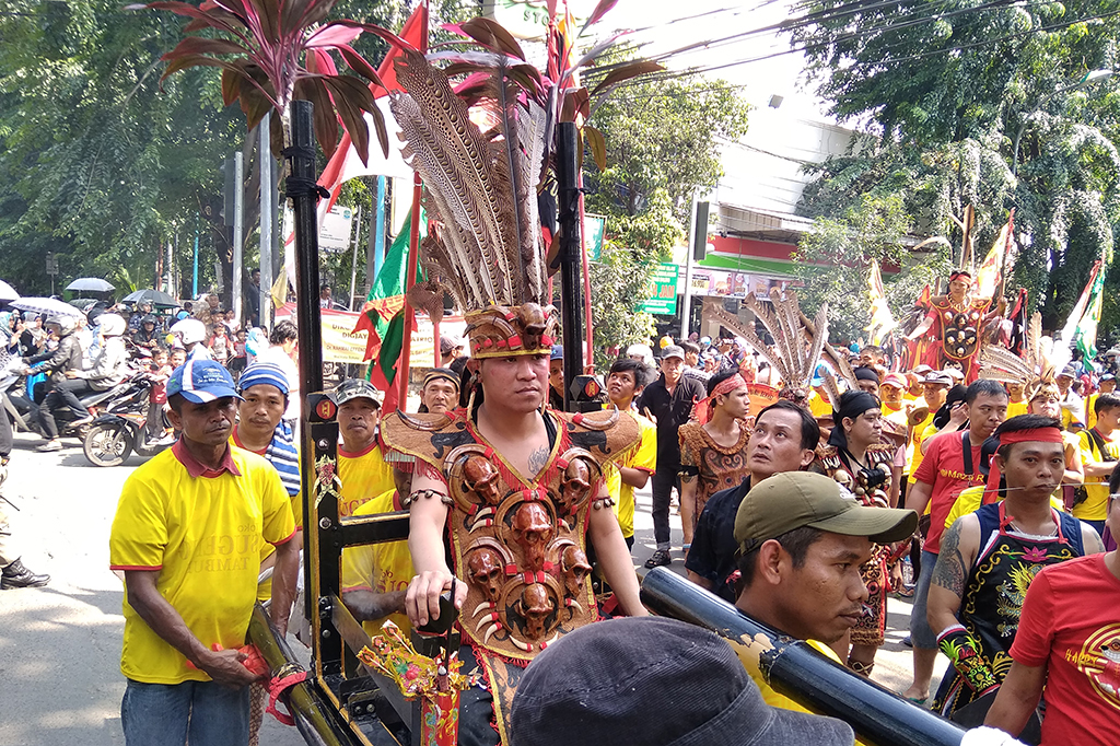 Selain itu, ada sisingaan, drum band pelajar, cosplay super hero hingga peragaan busana nusantara.
