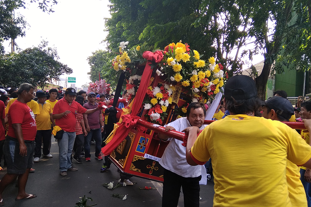 Nampak pula sejumlah patung dewa dari Klenteng Hok Lay Kiong yang diarak mengelilingi kerumunan penonton yang berjajar.