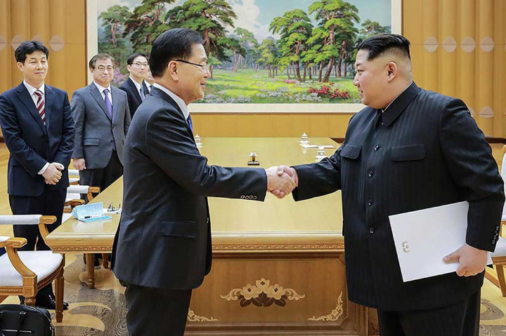 Pemimpin Korea Utara Kim Jong-Un menyambut hangat utusan Korsel yang dipimpin Kepala Kantor Keamanan Nasional (NSO) Chung Eui-yong, di Pyongyang, Senin, 5 Maret 2018. Moon Jae-In menyerahkan surat dari Presiden Korsel Moon Jae-In kepada Jong-Un.