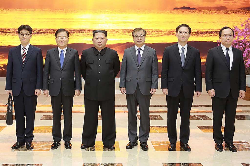 Kim Jong-Un berfoto bersama lima delegasi Korsel.