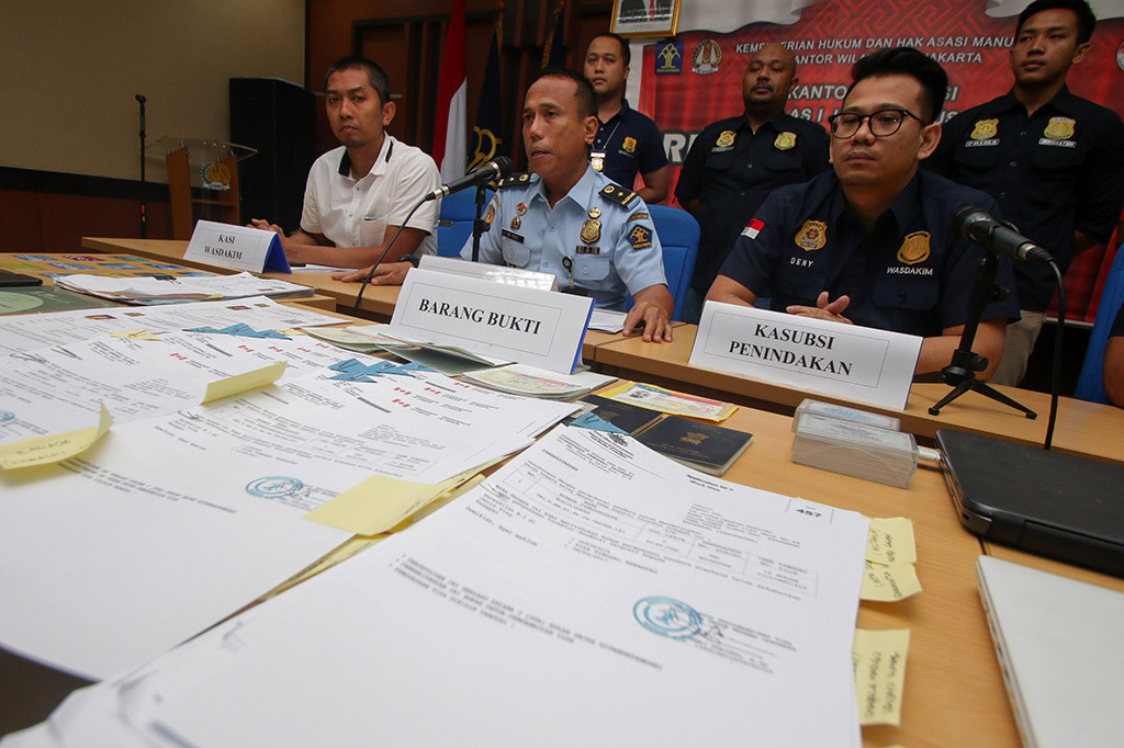 Kantor Imigrasi Kelas I Jakarta Pusat berhasil mengamankan empat WN India tersangka beserta barang bukti pemalsuan telex visa Indonesia, stiker visa negara asing, dan formulir permohonan visa asing. 
