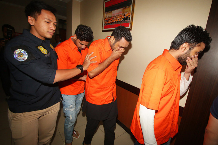 Petugas membawa tersangka saat rilis dokumen palsu di Kantor Imigrasi Kelas I Jakarta Pusat.