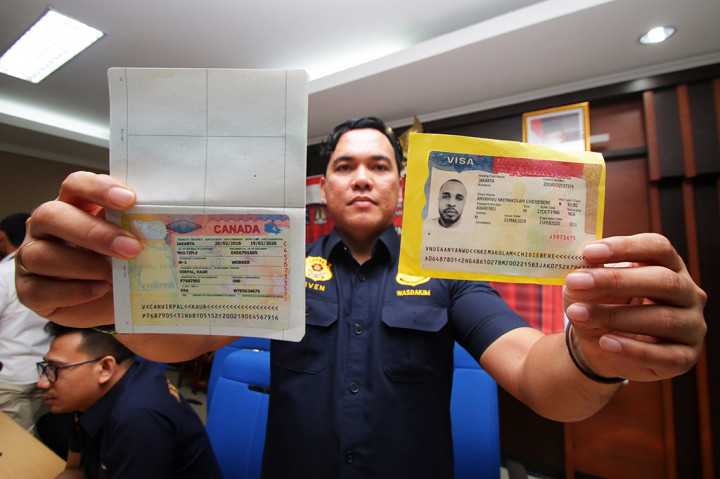Petugas menunjukkan barang bukti saat rilis dokumen palsu di Kantor Imigrasi Kelas I Jakarta Pusat.