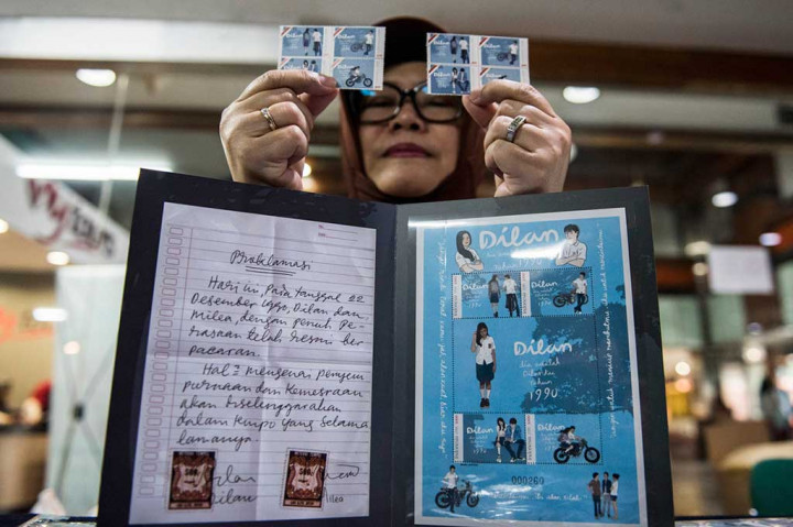 Petugas menunjukkan prangko seri Dilan 1990 saat diluncurkan di Graha Pos Indonesia, Bandung, Jabar, Selasa, 6 Maret 2018.