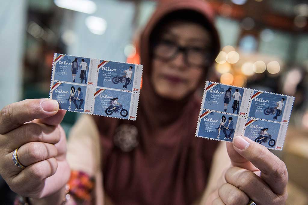 Prangko seri Dilan 1990 terdiri dari empat desain yang merupakan sekuensial perjalanan kisah cinta Dilan dan Milea.