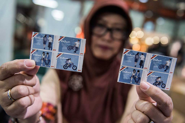 Prangko seri Dilan 1990 terdiri dari empat desain yang merupakan sekuensial perjalanan kisah cinta Dilan dan Milea.