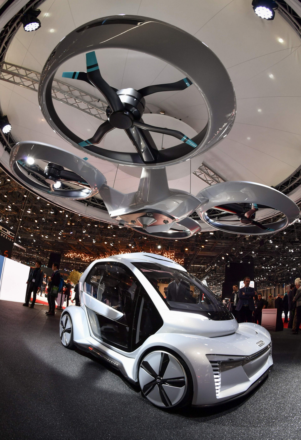 Italdesign merancang drone dan mobil sebagai unit modular. Ada terminal drone tempat taxi lepas landas dan mendarat lalu melanjutkan perjalanan jarak dekat lewat darat.
