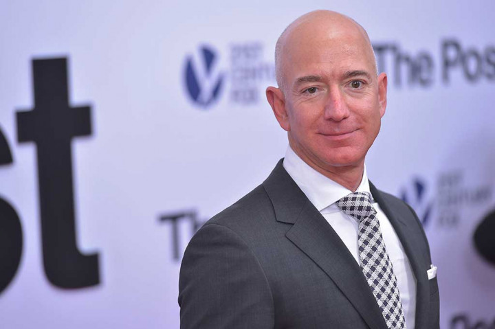 Bos Amazon Jeff Bezos memiliki kekayaan mencapai SD120 miliar atau sekitar Rp1.600 triliun. Hal ini berkat kenaikan 59 persen saham Amazon selama 12 bulan terakhir.