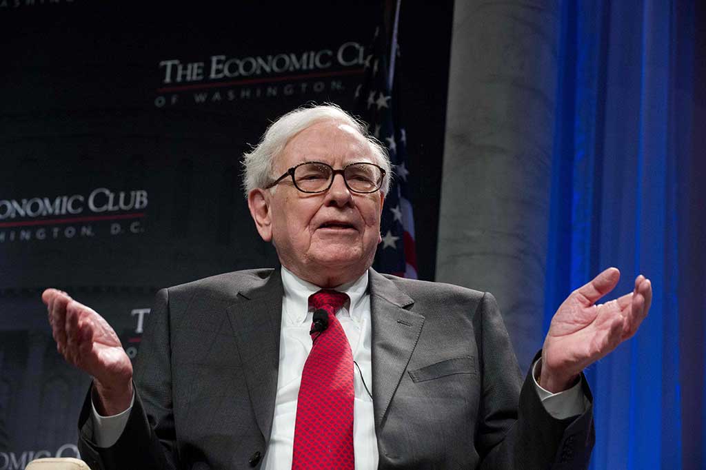 Investor legendaris Warren Buffett meraih peringkat nomor tiga dengan kekayaan USD84 miliar, diikuti industrialis Prancis Bernard Arnault dengan kekayaan USD75, yang melompat menjadi orang terkaya keempat dari posisi nomor 11 sebelumnya, sebagian besar berkat kekuatan euro terhadap dolar, kata majalah tersebut.