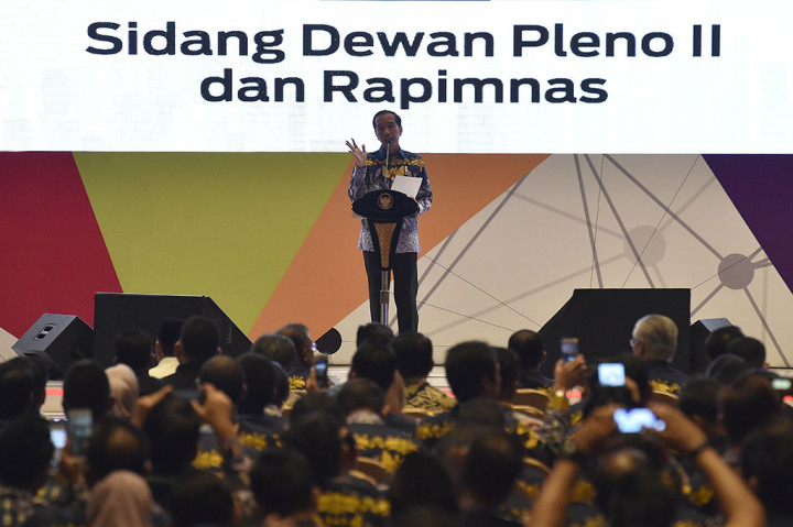 Jokowi mengatakan, proyek infrastruktur di beberapa daerah banyak yang belum melibatkan pengusaha-pengusaha lokal. 