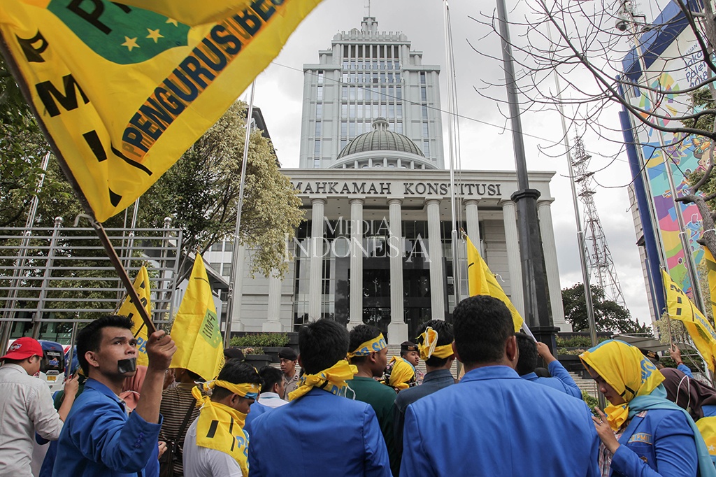 Puluhan mahasiswa yang tergabung dalam Pergerakan Mahasiswa Islam Indonesia (PMII) melakukan aksi menolak revisi UU MD3 di depan Gedung Mahkamah Konstitusi, Jakarta. 