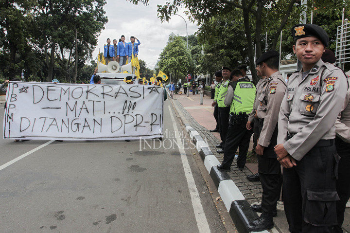 Mahasiswa membentangkan poster bertuliskan 'Demokrasi Mati Ditangan DPR RI'.
