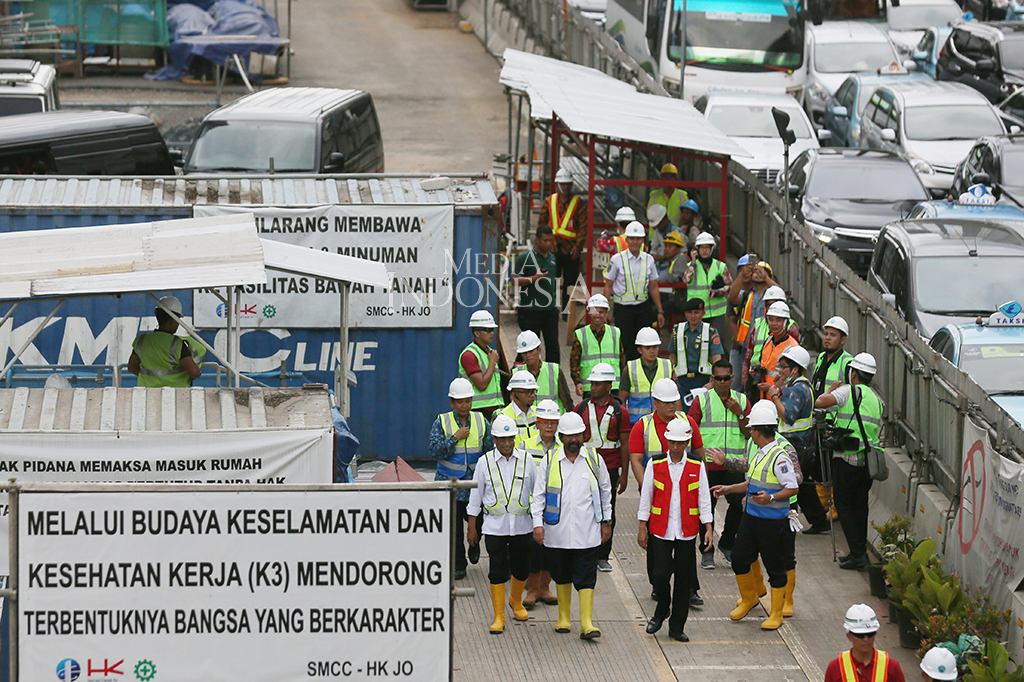 Ketua Umum Partai Nasdem Surya Paloh ikut mendampingi Presiden Joko Widodo saat meninjau proyek MRT di Bundaran Hotel Indonesia.