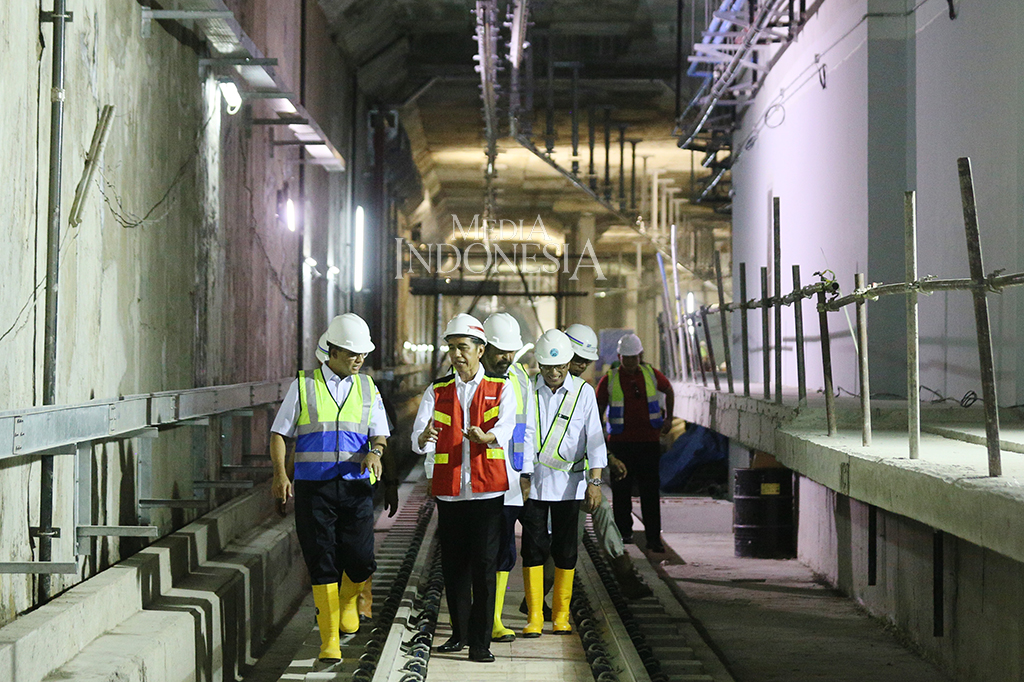 Selain Surya Paloh, Jokowi juga didampingi oleh Menteri Perhubungan Budi Karya Sumadi dan Gubernur DKI Jakarta Anies Baswedan.