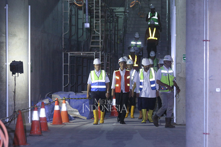 Selain meninjau proyek MRT di Bundaran HI, Presiden beserta rombongan juga meninjau proyek MRT di ruas Senayan.