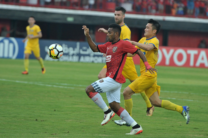 Tiga gol Serdadu Tridatu disumbangkan Yabes Roni, Demerson, dan Stefano Lilipaly pada babak kedua.